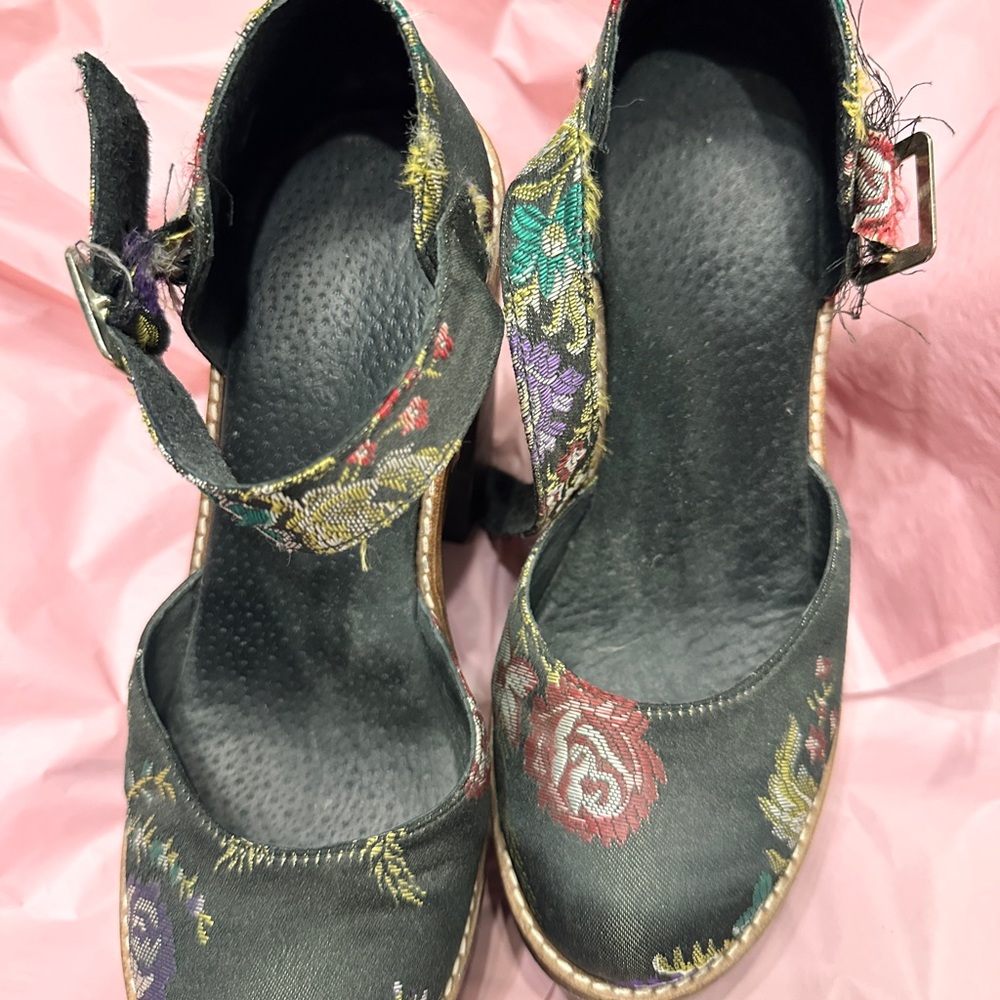 Free People ‘STARLET’ Black Floral Embroidered Wood Platform Mary Jane Heels - Picture 6 of 11